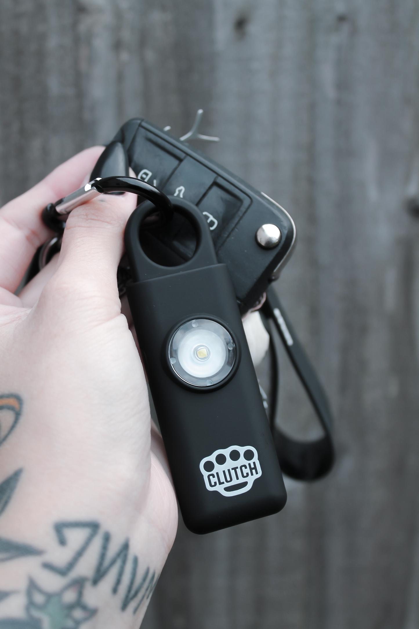 THE SNITCH CLUTCH DEFENSE© KEYCHAIN PERSONAL SAFETY ALARM. AUTOMATIC 911 CALL & EMERGENCY CONTACT GPS LOCATION.